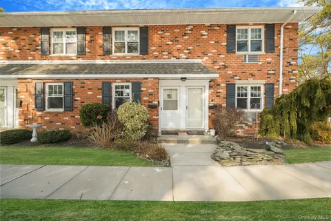 $335,000 | 14 Glen Hollow Drive, Unit E2, Holtsville, NY 11742