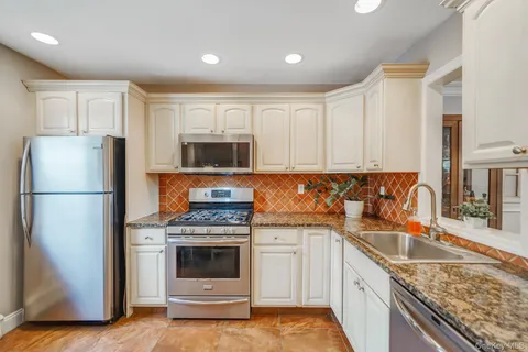 $335,000 | 14 Glen Hollow Drive, Unit E2, Holtsville, NY 11742