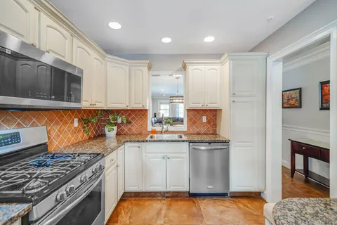 $335,000 | 14 Glen Hollow Drive, Unit E2, Holtsville, NY 11742