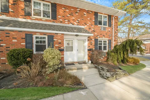 $335,000 | 14 Glen Hollow Drive, Unit E2, Holtsville, NY 11742