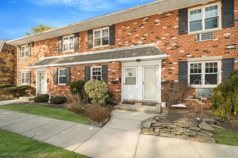 $335,000 | 14 Glen Hollow Drive, Unit E2, Holtsville, NY 11742