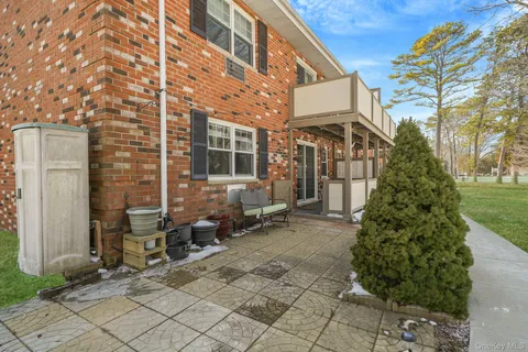 $335,000 | 14 Glen Hollow Drive, Unit E2, Holtsville, NY 11742