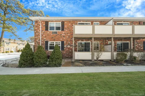 $335,000 | 14 Glen Hollow Drive, Unit E2, Holtsville, NY 11742