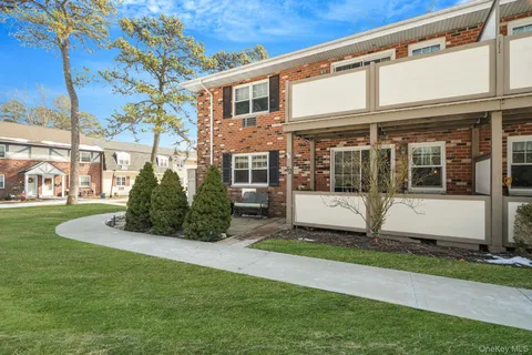 $335,000 | 14 Glen Hollow Drive, Unit E2, Holtsville, NY 11742