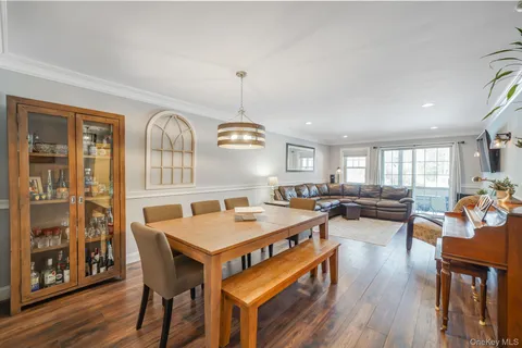 $335,000 | 14 Glen Hollow Drive, Unit E2, Holtsville, NY 11742