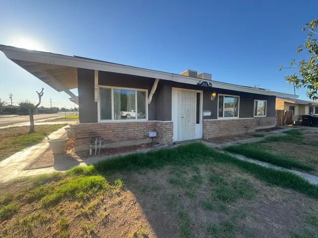 a view of a house with backyard and porch
