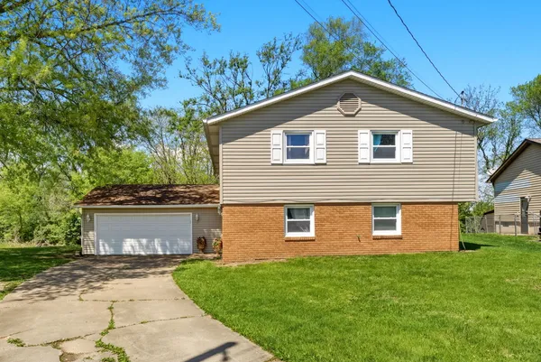 $249,900 | 110 Andrea Court, Cleveland, IL 61241