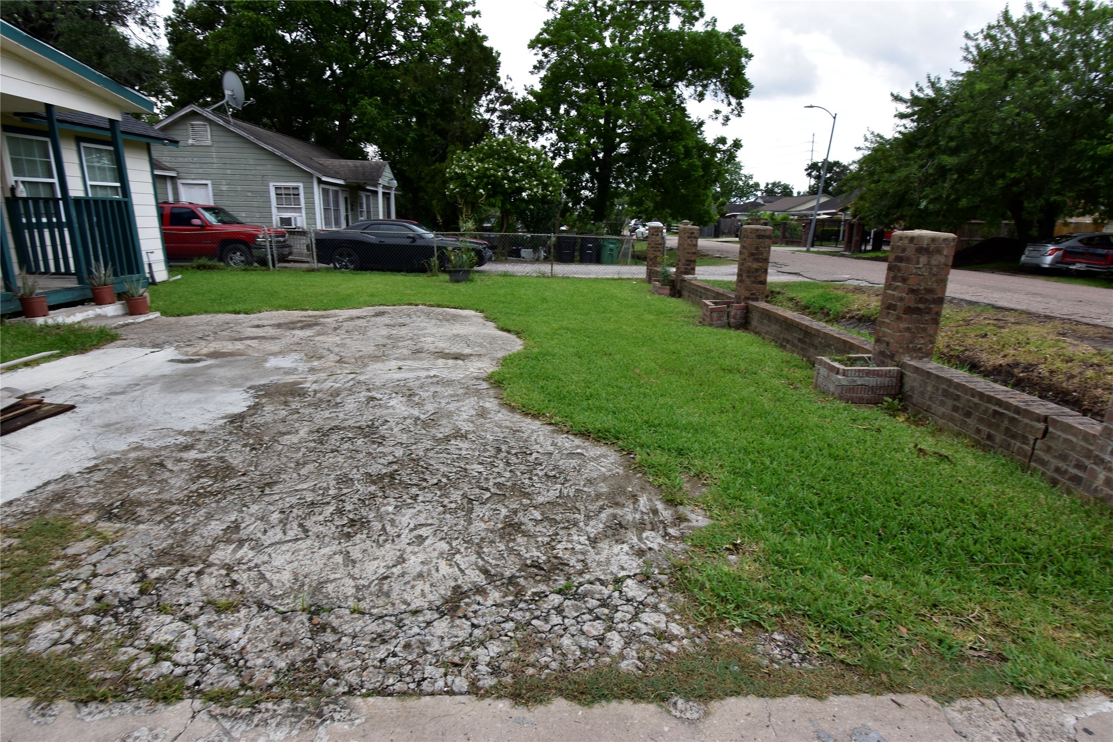 6229 Clover Ridge Street Houston, TX 77087 - Photo 4 of 25 a view of a house with a yard and sitting area