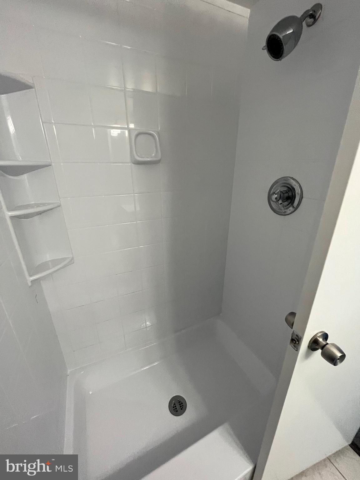 11656 Stoneview Square, Unit 96/22C Reston, VA 20191 - Photo 14 of 21 Full bathroom in the main bedroom