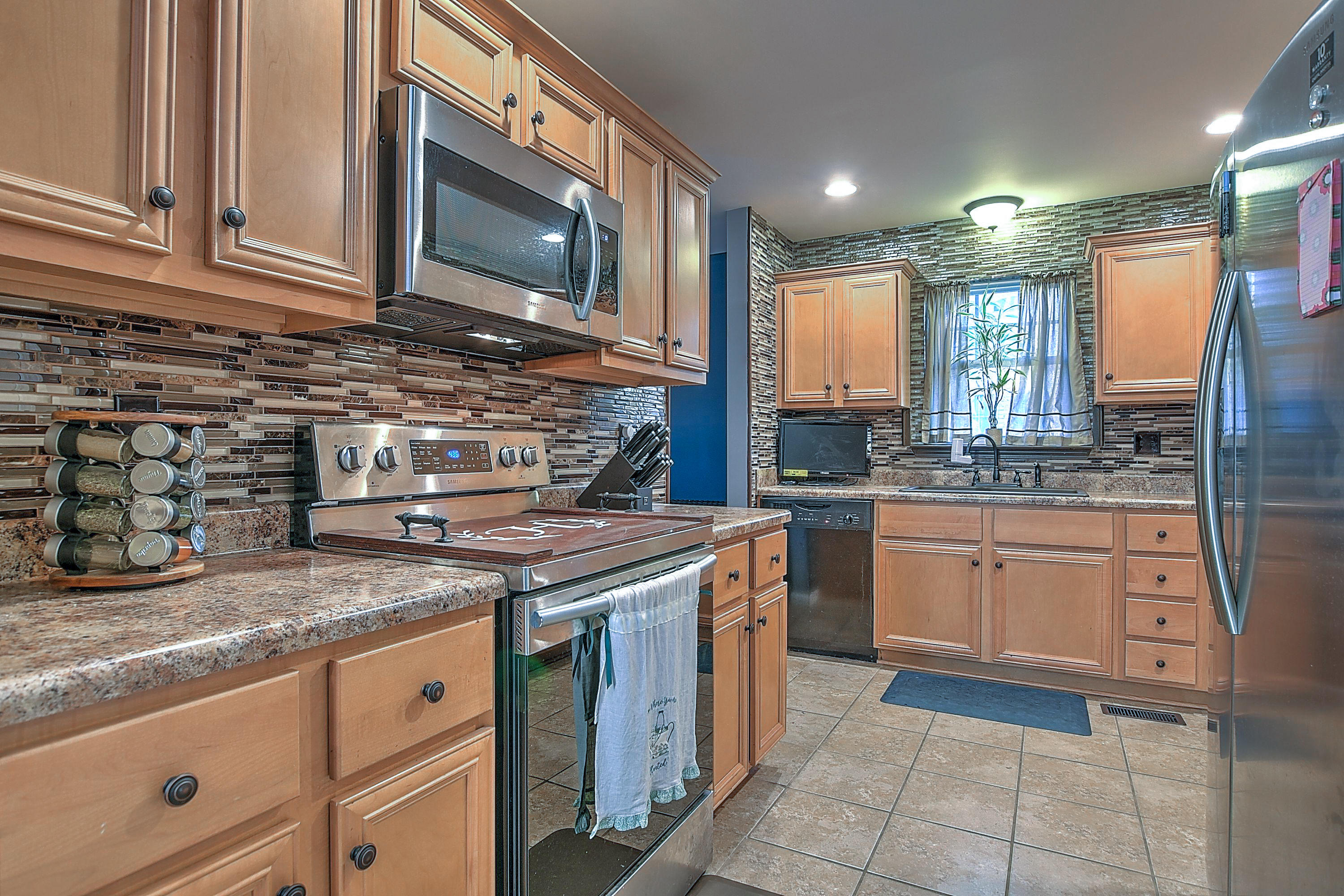 2233 Sherwood Road Kingsport, TN 37664 - Photo 7 of 28 2233 SHERWOOD-12