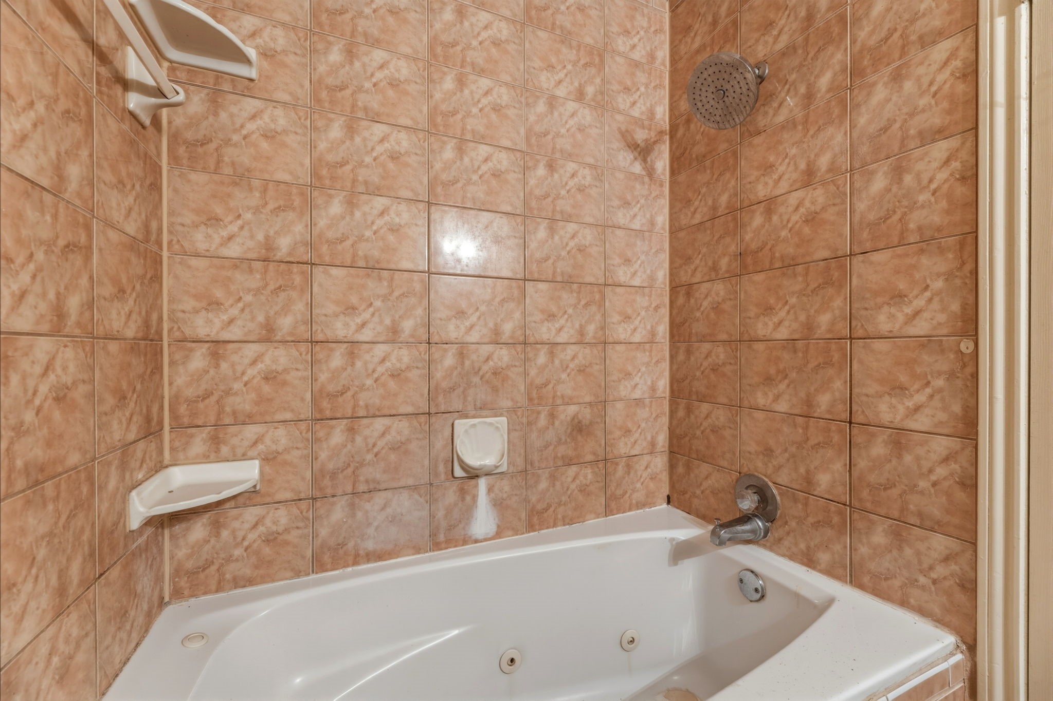 5211 Court Road Houston, TX 77053 - Photo 27 of 35 a bathroom with a bathtub