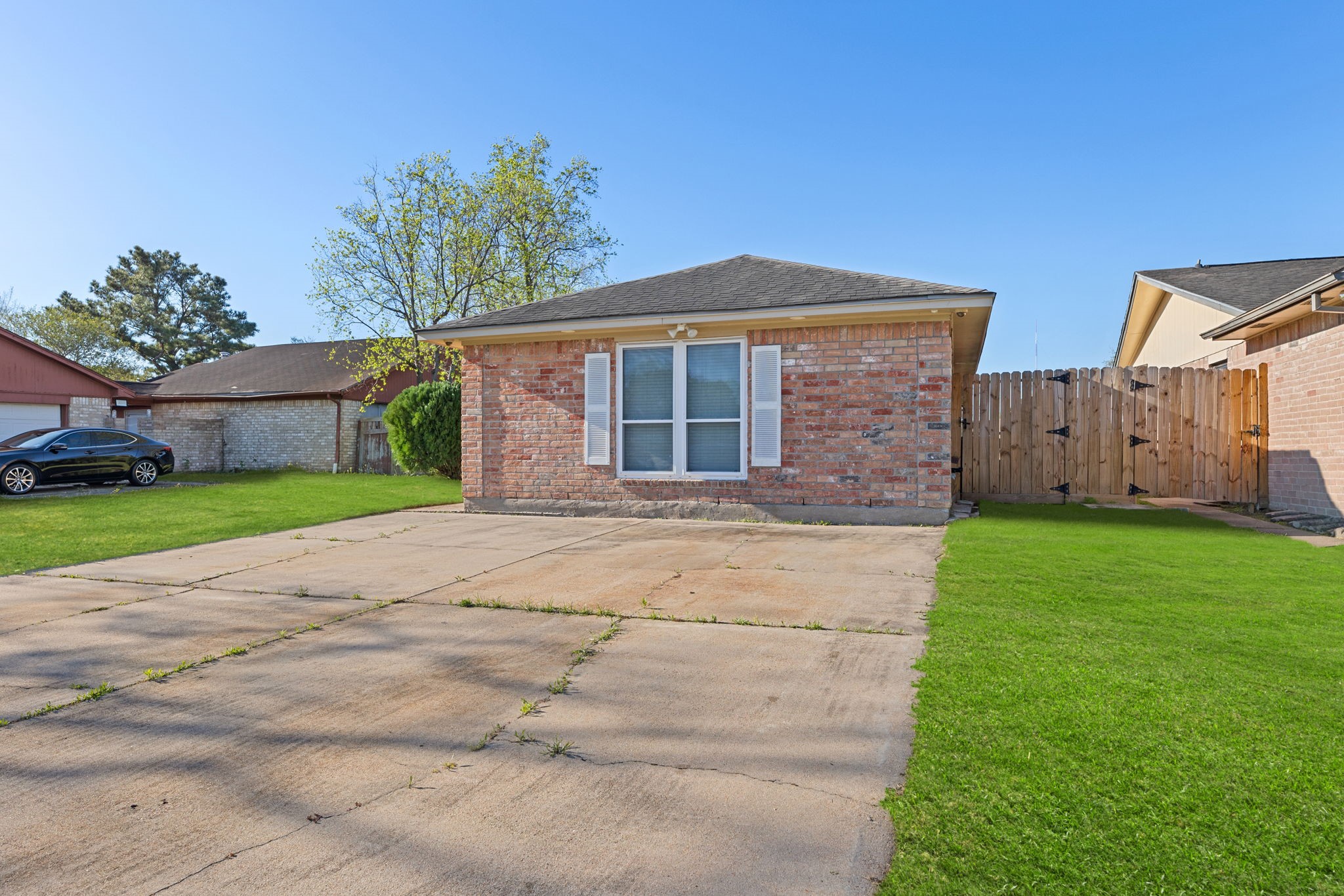 5211 Court Road Houston, TX 77053 - Photo 30 of 35 a front view of house with yard