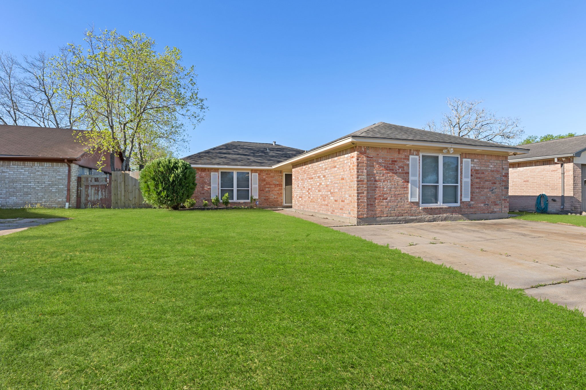 5211 Court Road Houston, TX 77053 - Photo 31 of 35 a front view of house with yard and green space