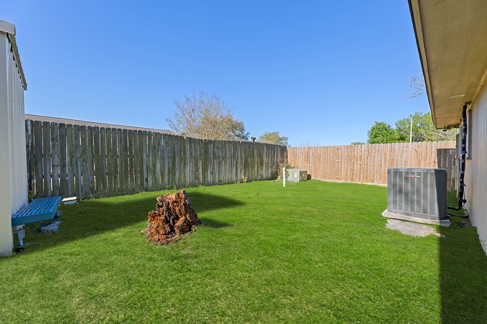 5211 Court Road Houston, TX 77053 - Photo 33 of 35 a backyard of a house with table and chairs