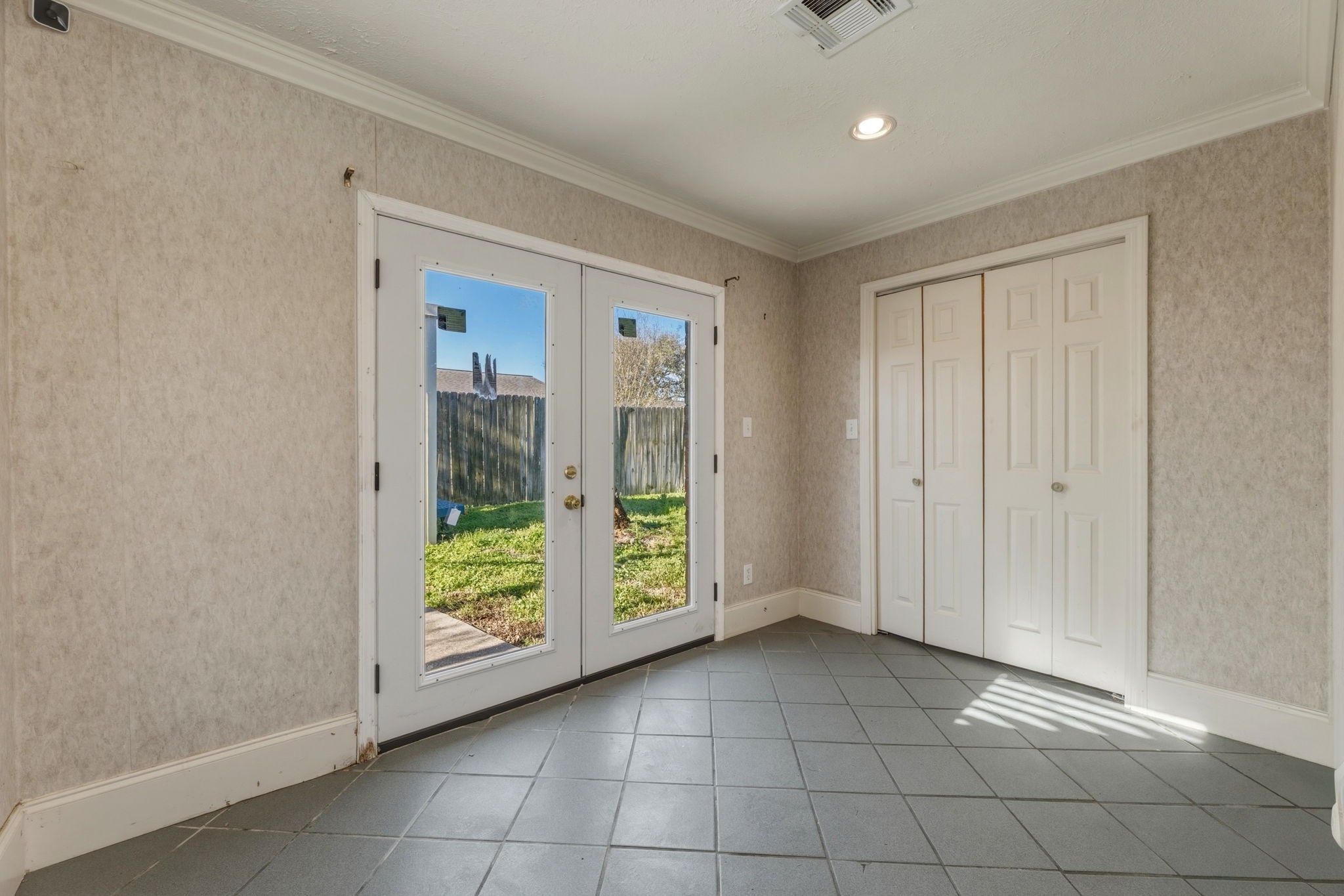 5211 Court Road Houston, TX 77053 - Photo 4 of 35 a view of an empty room and window