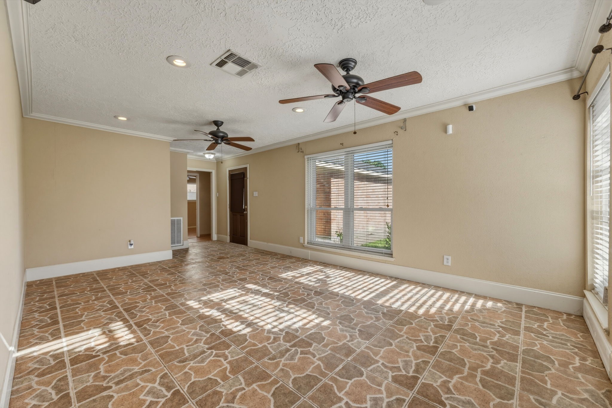 5211 Court Road Houston, TX 77053 - Photo 5 of 35 a view of an empty room and window