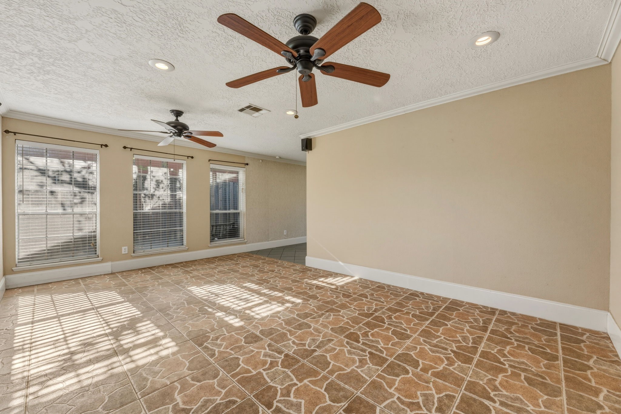 5211 Court Road Houston, TX 77053 - Photo 6 of 35 a view of an empty room