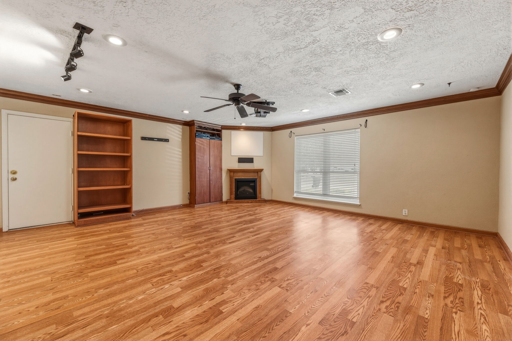 5211 Court Road Houston, TX 77053 - Photo 10 of 35 a view of an empty room with a window and closet