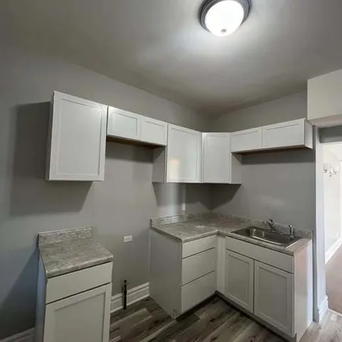 $1,700 | 3444 West Grenshaw Street, Unit 2, Chicago, IL 60624