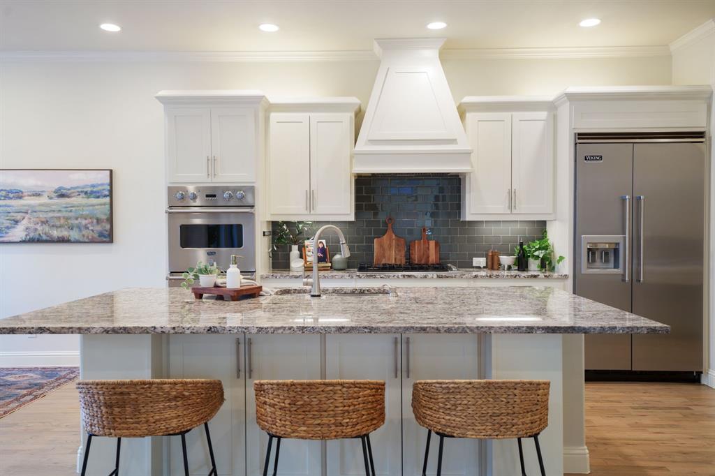 6211 Velasco Avenue Dallas, TX 75214 - Photo 7 of 38 a kitchen with cabinets and chairs