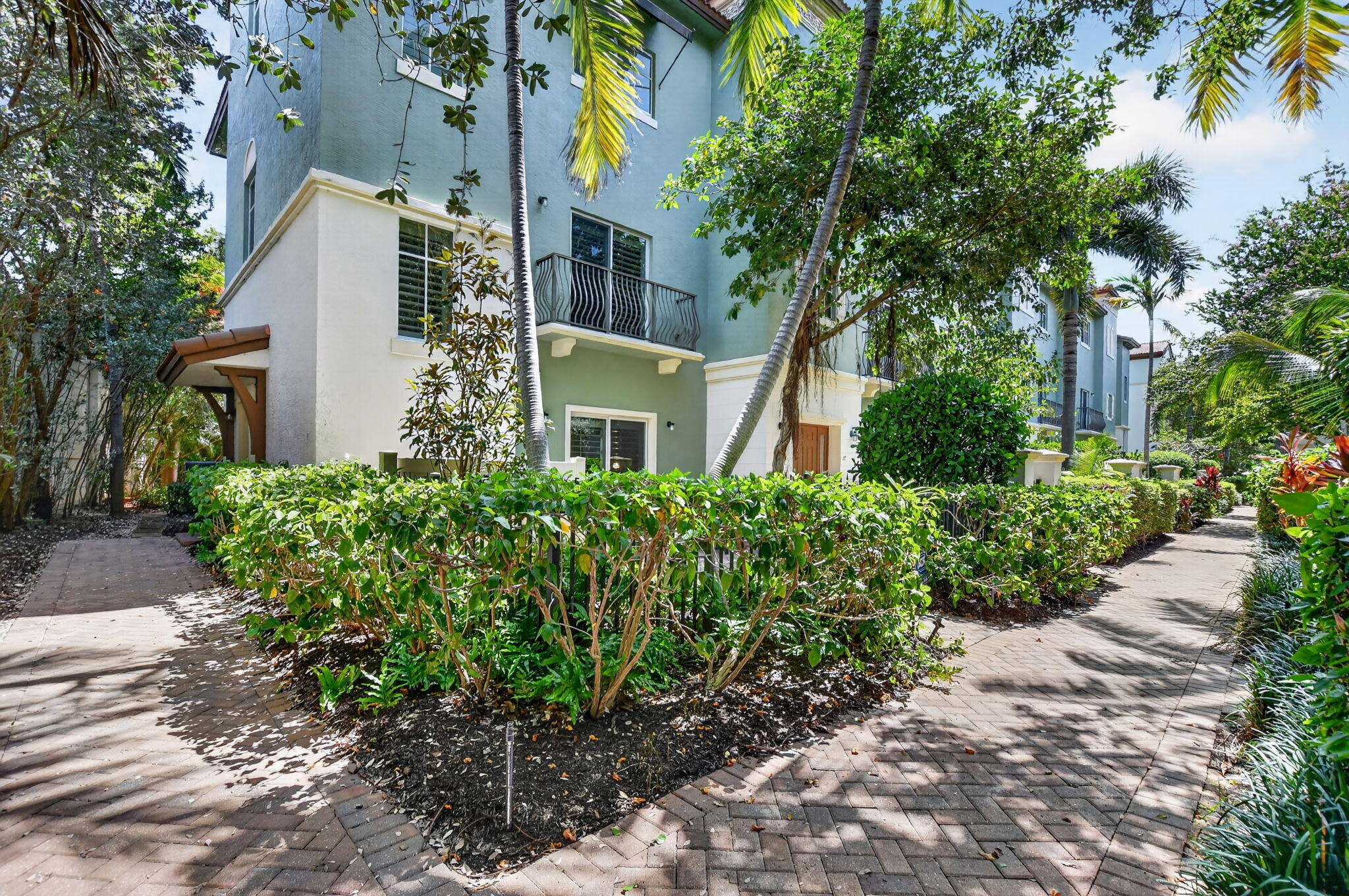 27 Northwest Hawthorne Place Boca Raton, FL 33432 - Photo 1 of 52 3-web-or-mls-DSC_0869