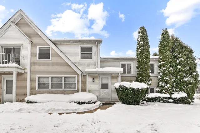 $299,000 | 262 Inverrary Lane, Deerfield, IL 60015