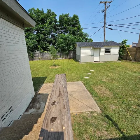 a view of a back yard of the house