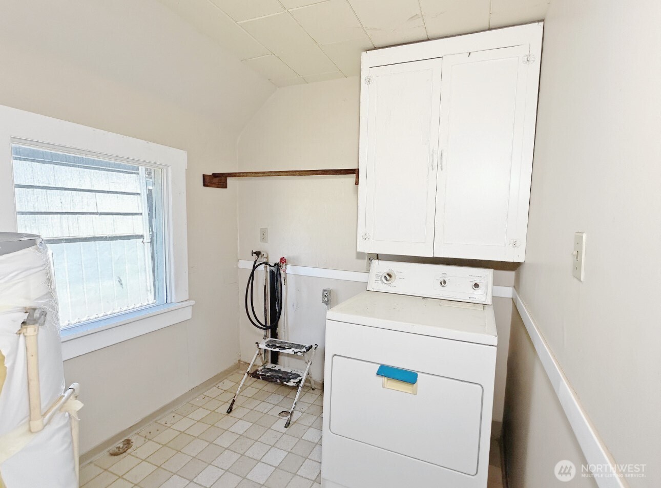 1202 West Perry Street Aberdeen, WA 98520 - Photo 16 of 35 a utility room with dryer and washer
