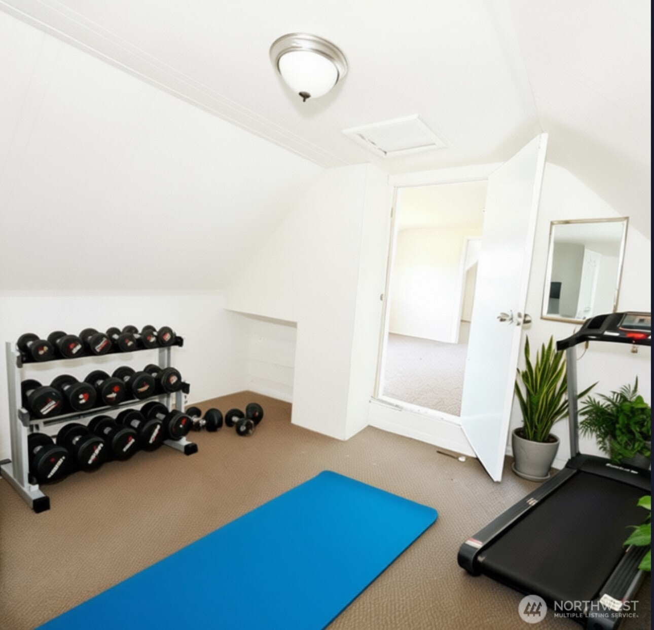 1202 West Perry Street Aberdeen, WA 98520 - Photo 19 of 35 a bedroom with furniture and a potted plant