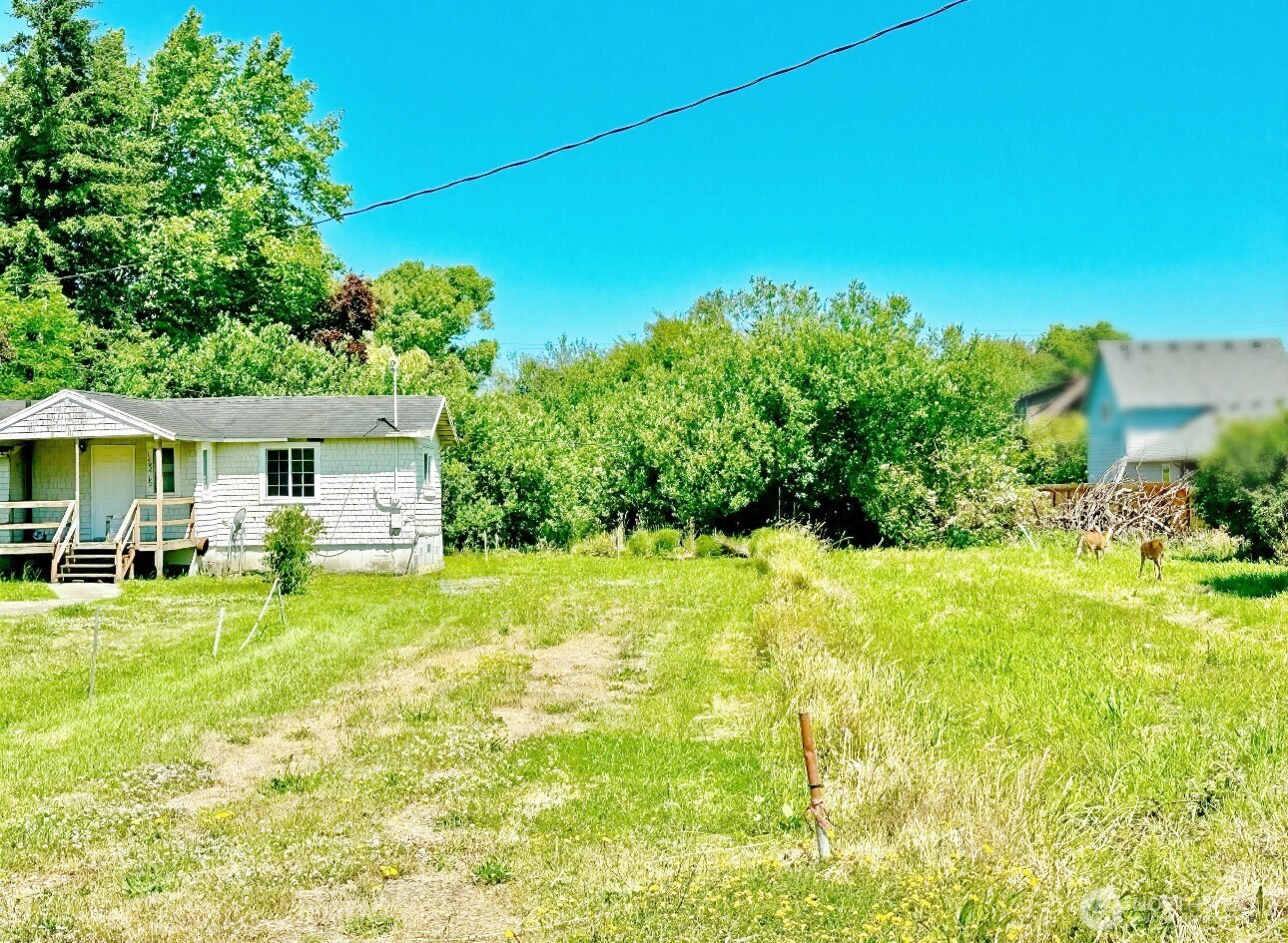 1202 West Perry Street Aberdeen, WA 98520 - Photo 22 of 35 a backyard of a house with table and chairs under an umbrella