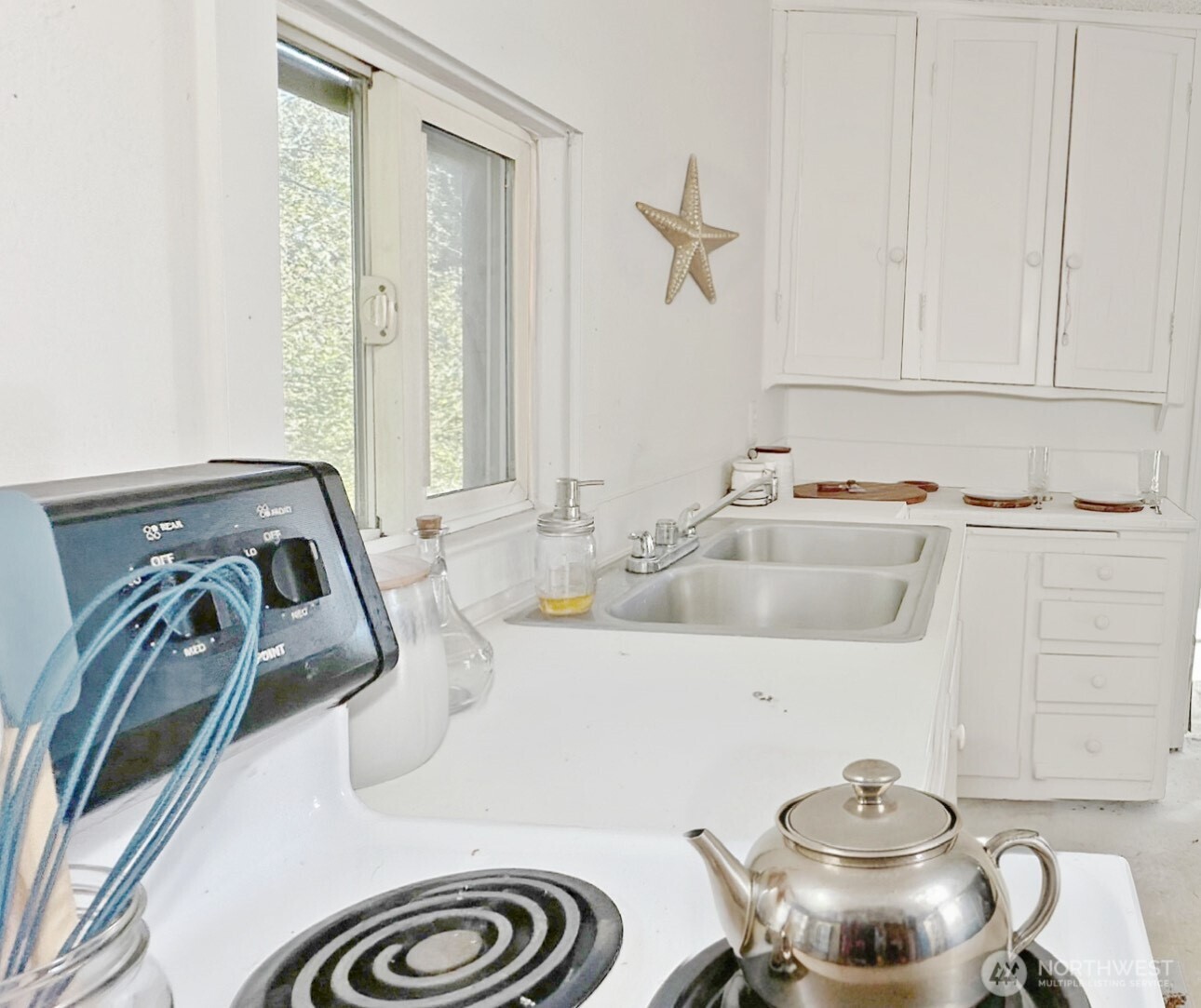 1202 West Perry Street Aberdeen, WA 98520 - Photo 27 of 35 a bathroom with a sink and a mirror