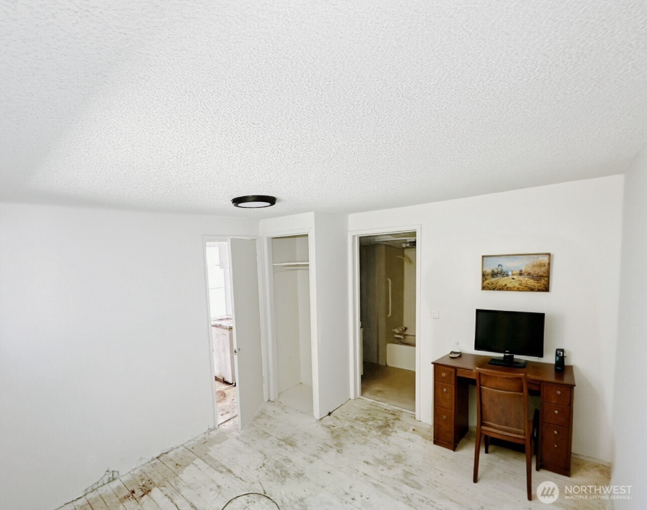 1202 West Perry Street Aberdeen, WA 98520 - Photo 30 of 35 a workspace with furniture and window