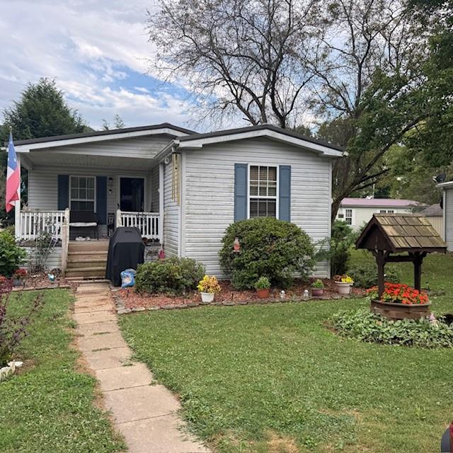 910 Robin Drive Apollo, PA 15613 - Photo 4 of 22 a front view of a house with garden