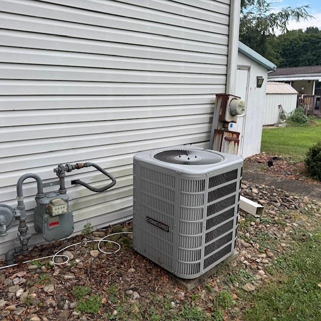 910 Robin Drive Apollo, PA 15613 - Photo 6 of 22 a front view of a house with windows