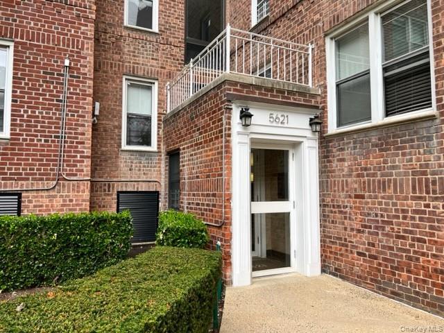 5621 Netherland Avenue, Unit 3C Bronx, NY 10471 - Photo 3 of 17 Entry
