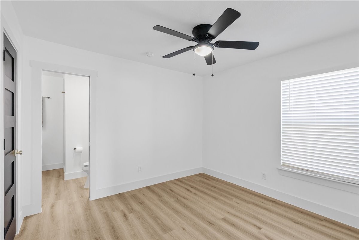 5219 Cosby Street Houston, TX 77021 - Photo 28 of 50 Spacious and versatile, this bedroom features a ceiling fan and direct access to an ensuite.