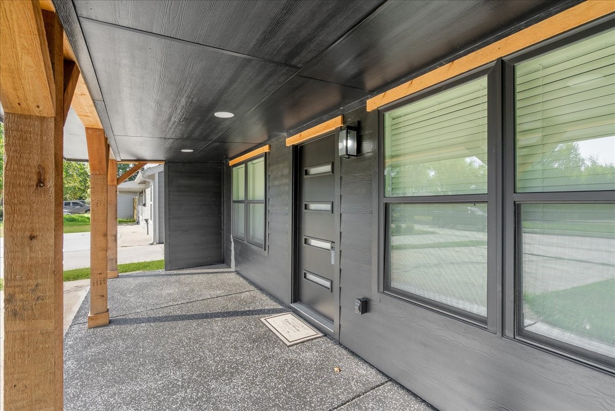 5219 Cosby Street Houston, TX 77021 - Photo 4 of 50 Spacious and sheltered, this covered porch offers a refined transition from the vibrant Houston streets to your private sanctuary. It can easily be styled as a sophisticated nook perfect for morning espresso or evening reflection.