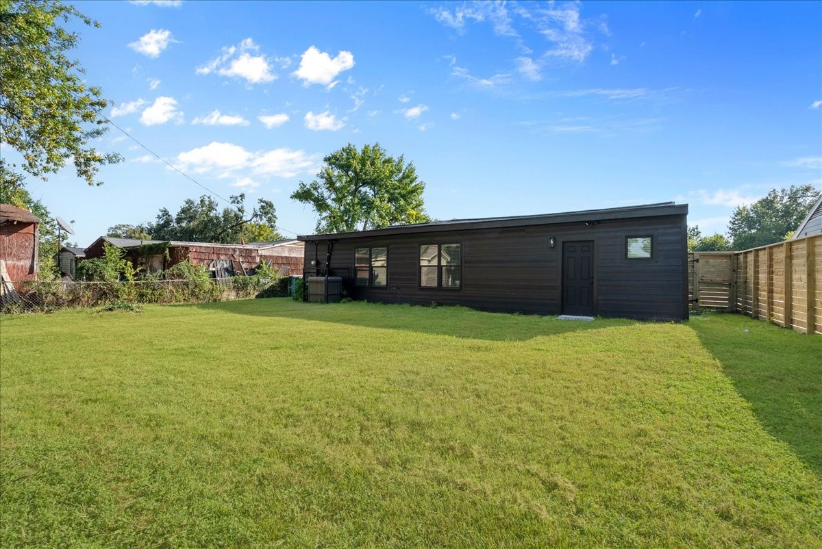 5219 Cosby Street Houston, TX 77021 - Photo 47 of 50 The architectural drama continues in the back. The Tricorn Black cladding wraps the entire structure.