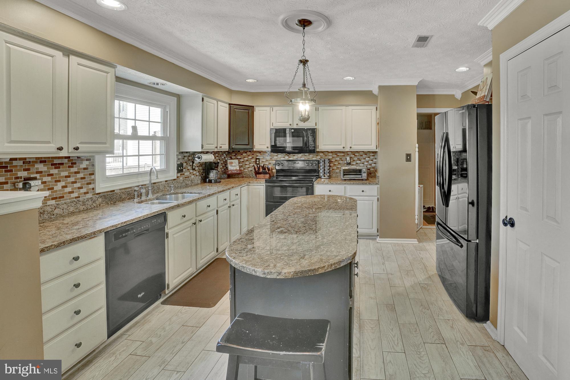 17233 Spates Hill Road Poolesville, MD 20837 - Photo 24 of 66 ....tons of room for cooking and homework!