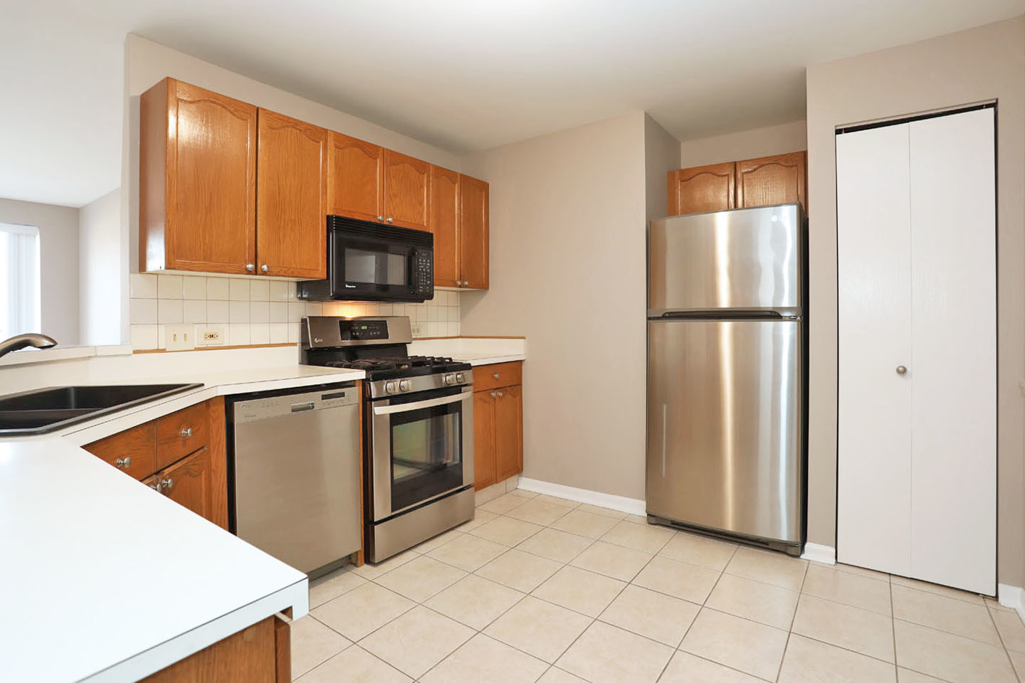 815 Leicester Road, Unit 108 Elk Grove Village, IL 60007 - Photo 12 of 34 a kitchen with a refrigerator sink and microwave