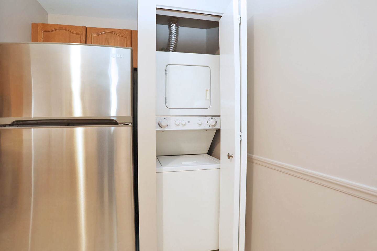 815 Leicester Road, Unit 108 Elk Grove Village, IL 60007 - Photo 13 of 34 a utility room with dryer and washer