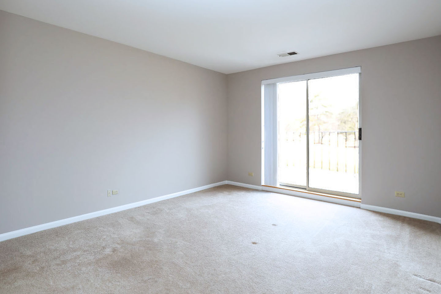 815 Leicester Road, Unit 108 Elk Grove Village, IL 60007 - Photo 14 of 34 an empty room with a window