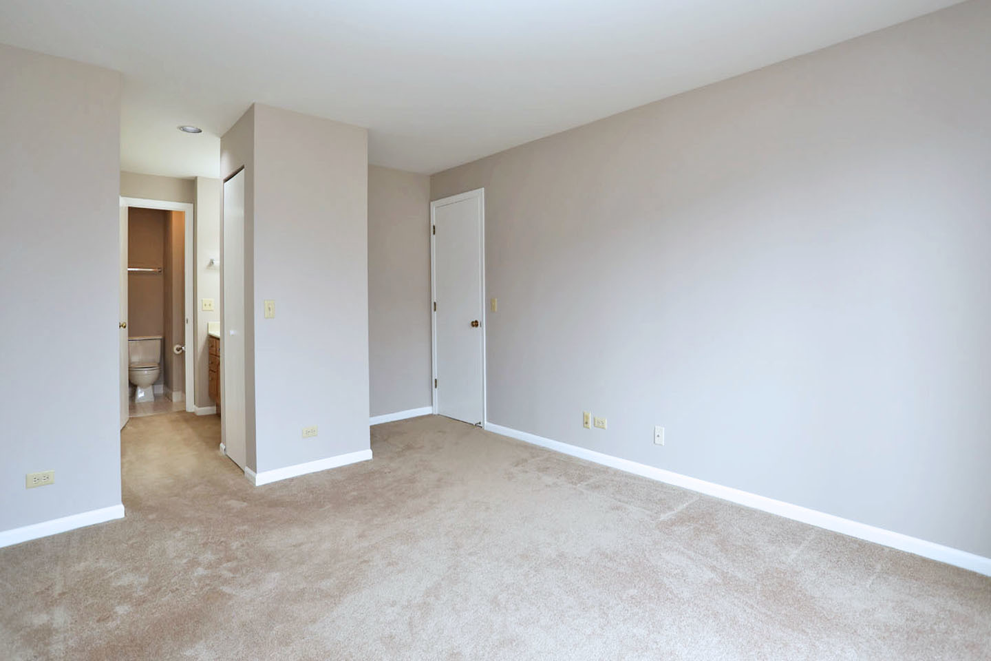 815 Leicester Road, Unit 108 Elk Grove Village, IL 60007 - Photo 15 of 34 a view of an empty room and closet area