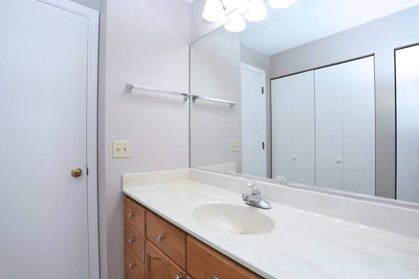 815 Leicester Road, Unit 108 Elk Grove Village, IL 60007 - Photo 16 of 34 a bathroom with a sink and a mirror