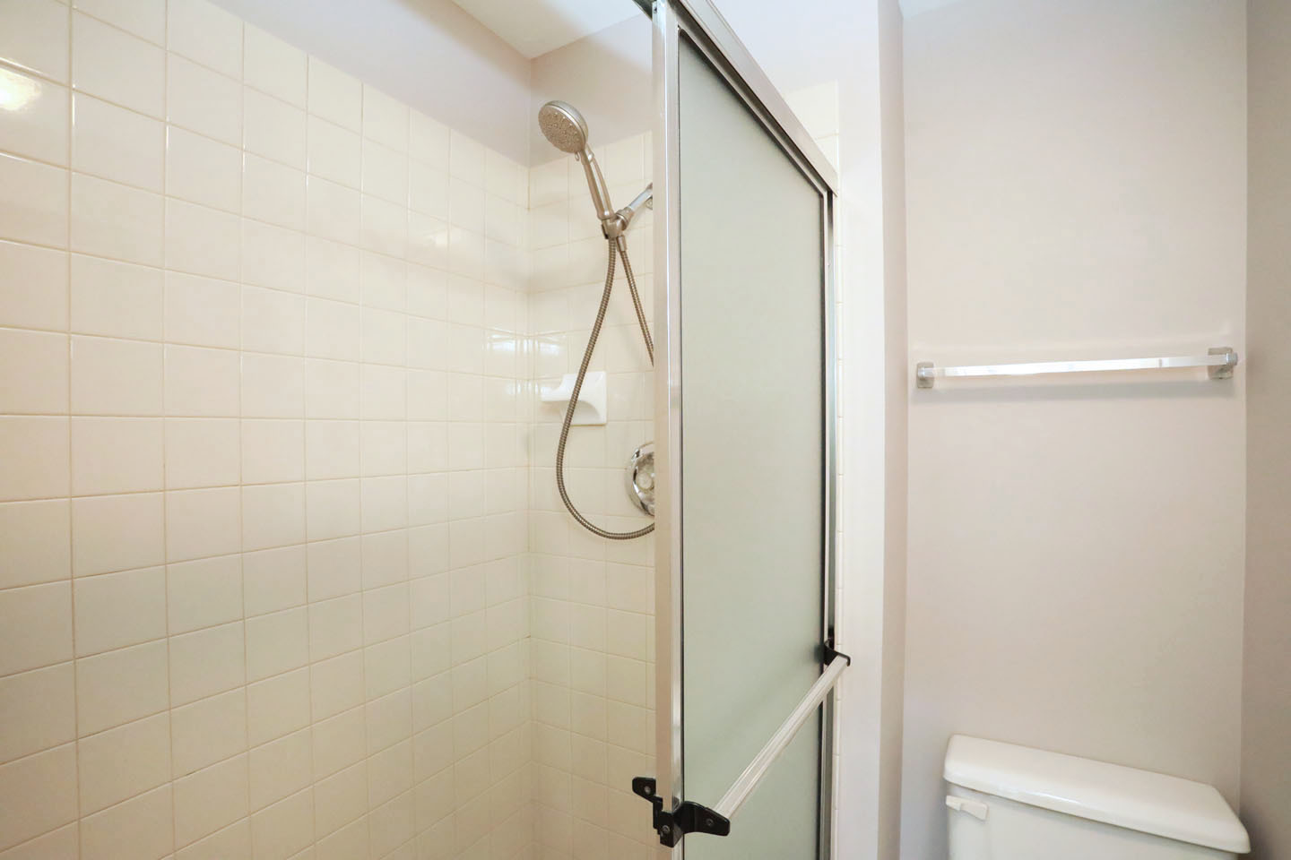 815 Leicester Road, Unit 108 Elk Grove Village, IL 60007 - Photo 17 of 34 a bathroom with a glass shower door