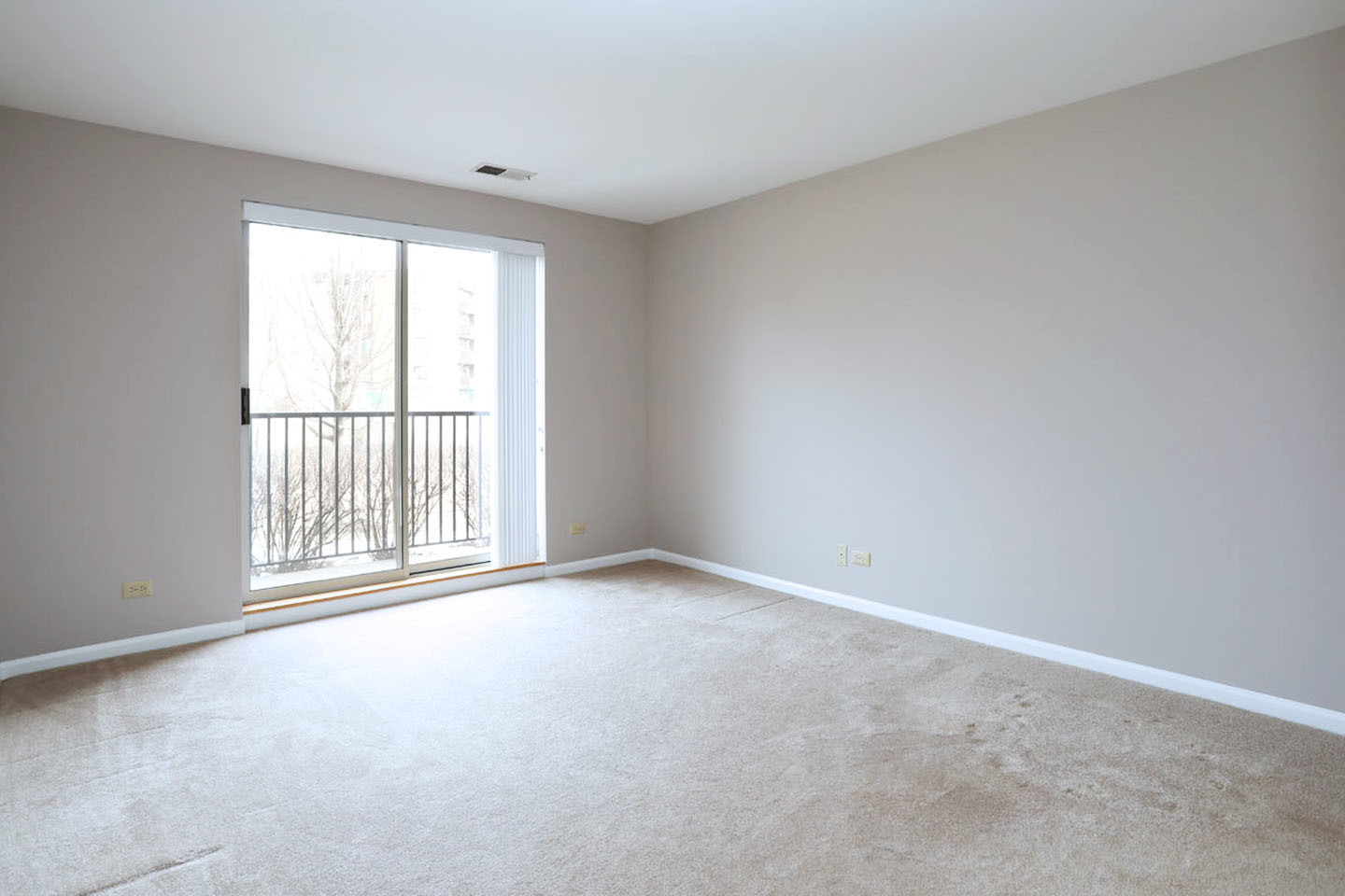 815 Leicester Road, Unit 108 Elk Grove Village, IL 60007 - Photo 18 of 34 an empty room with windows