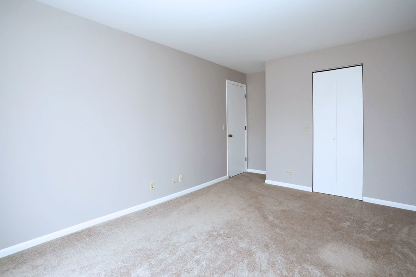 815 Leicester Road, Unit 108 Elk Grove Village, IL 60007 - Photo 19 of 34 a view of an empty room and entryway