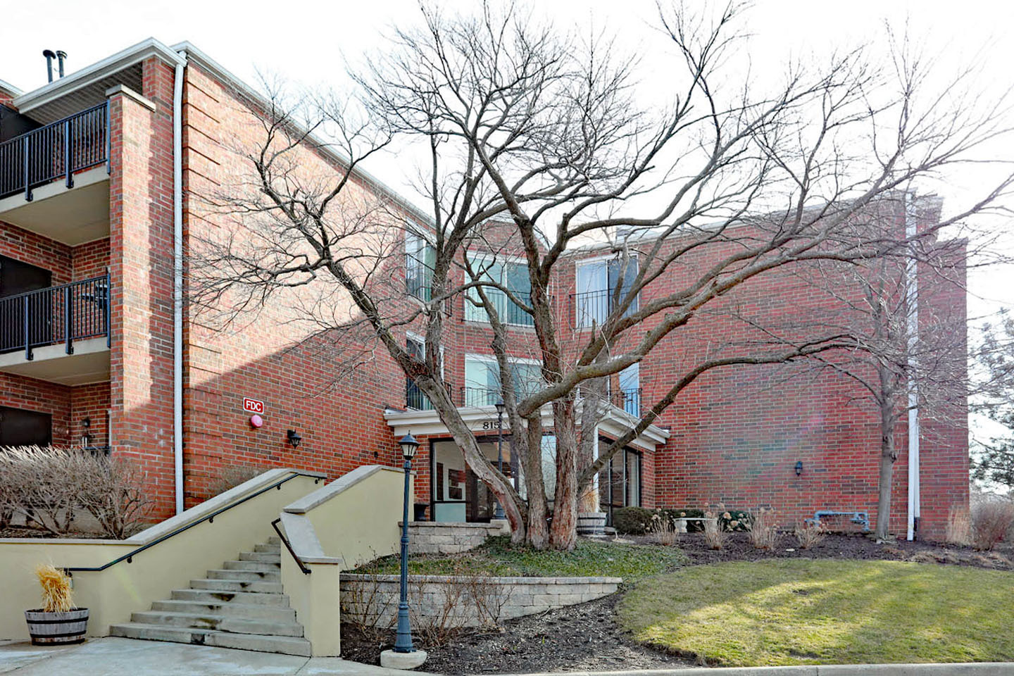 815 Leicester Road, Unit 108 Elk Grove Village, IL 60007 - Photo 2 of 34 a view of a house with a yard