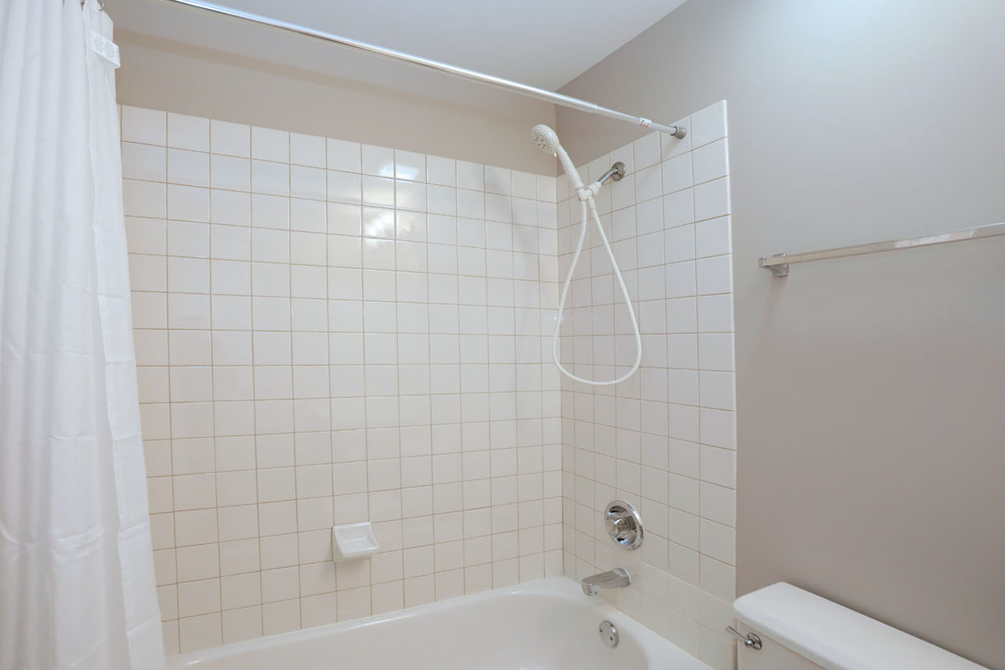 815 Leicester Road, Unit 108 Elk Grove Village, IL 60007 - Photo 21 of 34 a bathroom with a shower and a toilet