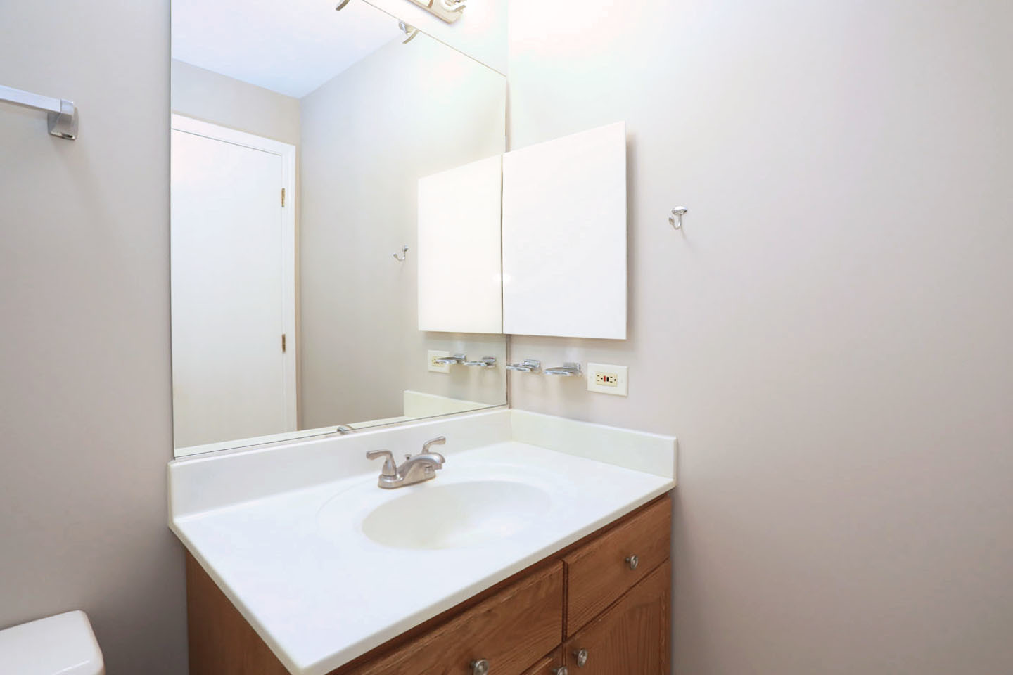 815 Leicester Road, Unit 108 Elk Grove Village, IL 60007 - Photo 22 of 34 a bathroom with a sink and a mirror